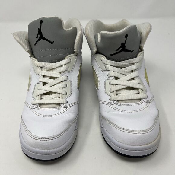 White 2014 NIKE AIR JORDAN 5 RETRO METALLIC SILVER YOUTH SIZE 2Y 440889-130 - Picture 2 of 10